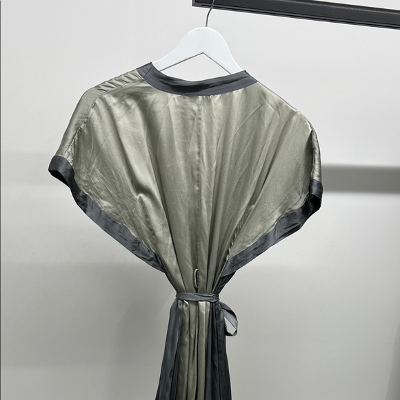 100% Silk Gray Wrap Front Robe - Picture 5 of 8